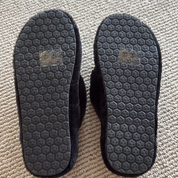 Steve Madden black fluffy slippers. - Picture 2 of 3